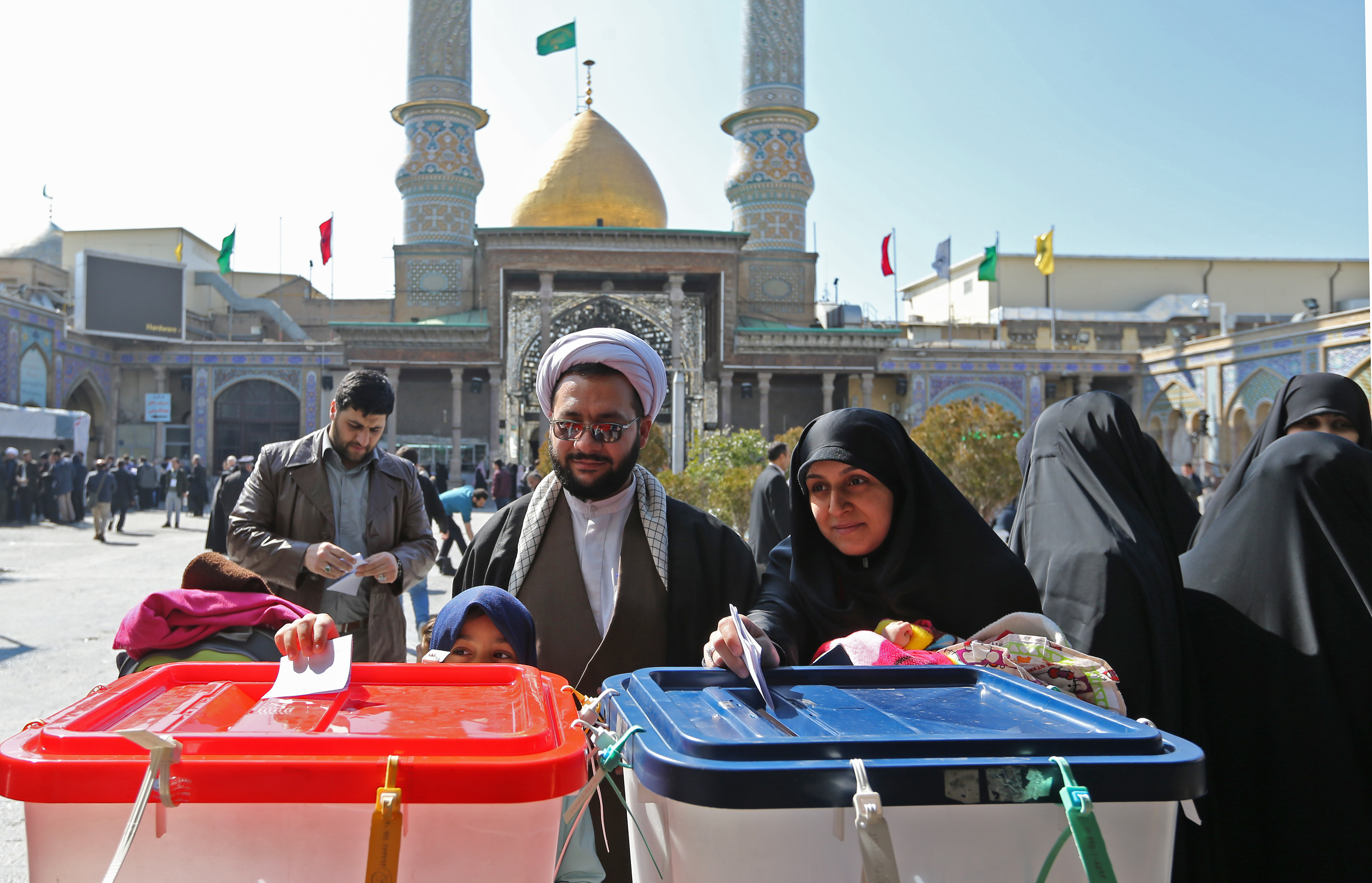Des Iraniens déposent leur bulletin de vote lors des élections législatives en Iran.