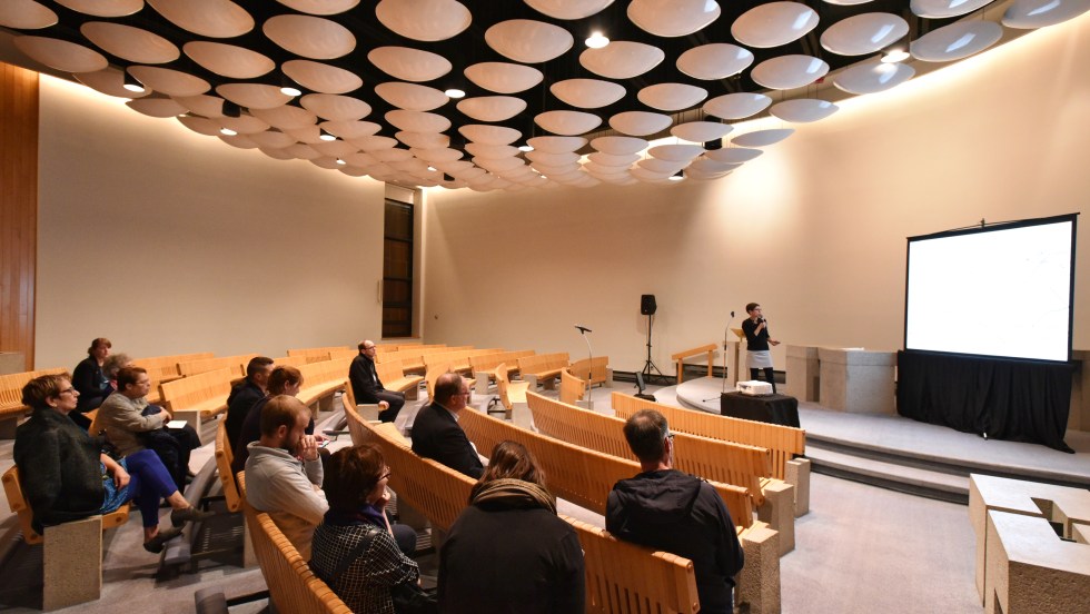 Centre communautaire Cartierville. Consultation publique dans chapelle conçue par Charles Daudelin.