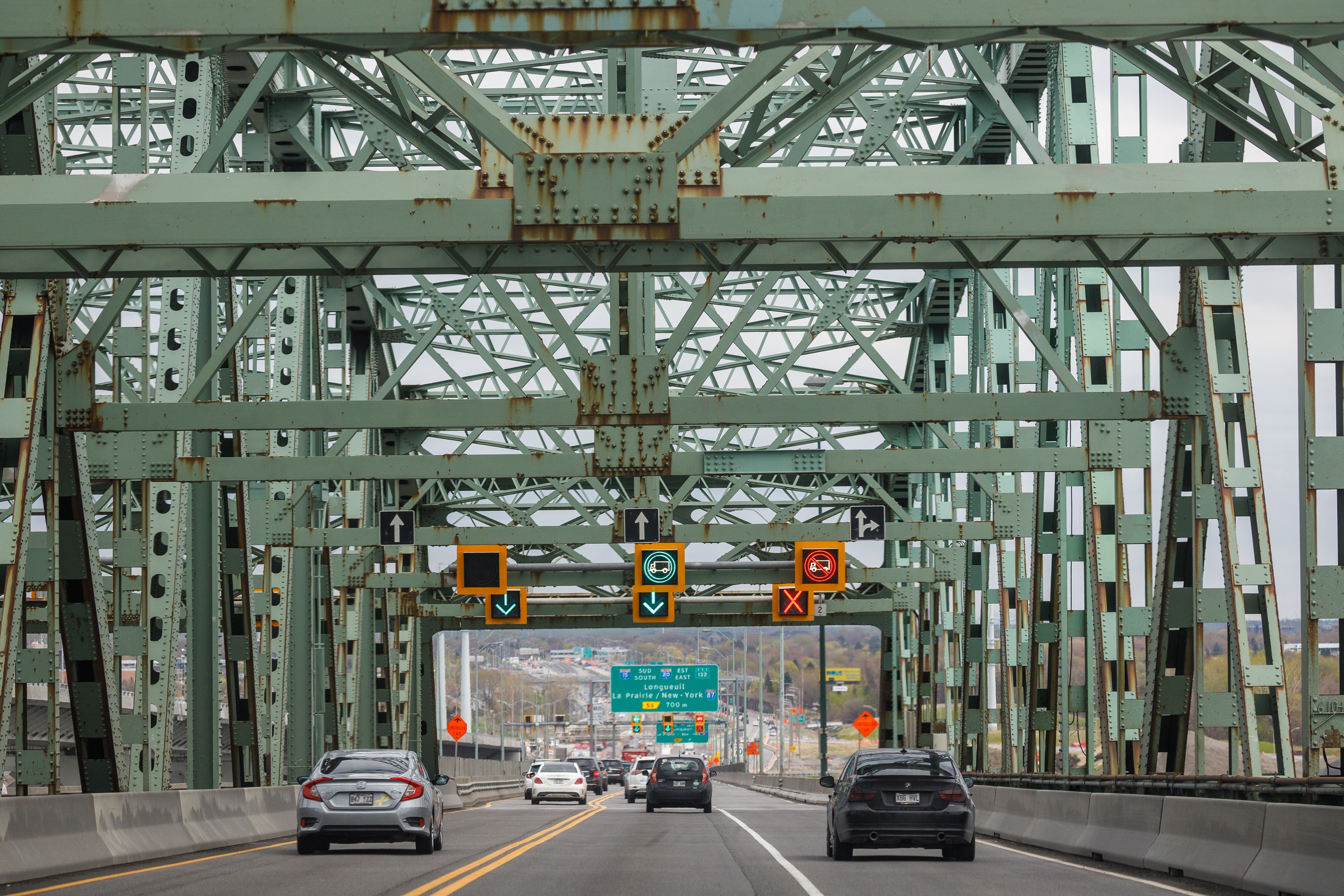 Des voitures circulent sur l'ancien pont Champlain.