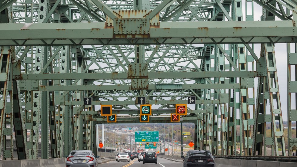 Des voitures circulent sur l'ancien pont Champlain.