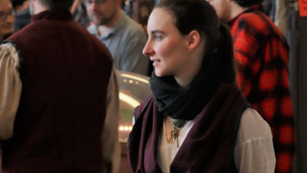 L'auteure Marie-Jeanne-Chaplain-Corriveau de tient devant ses livres lors d'un événement.