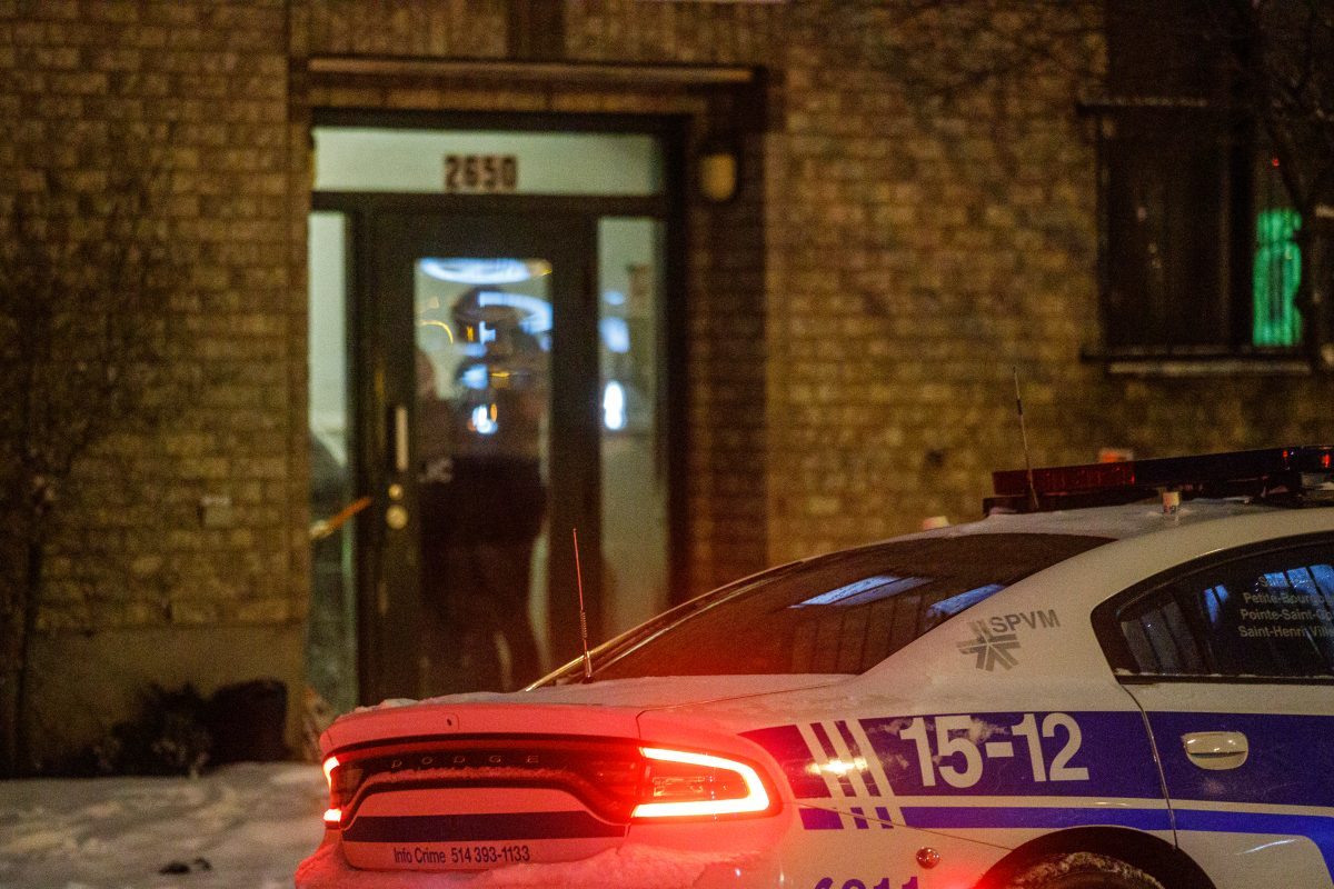 Des policiers interviennent.