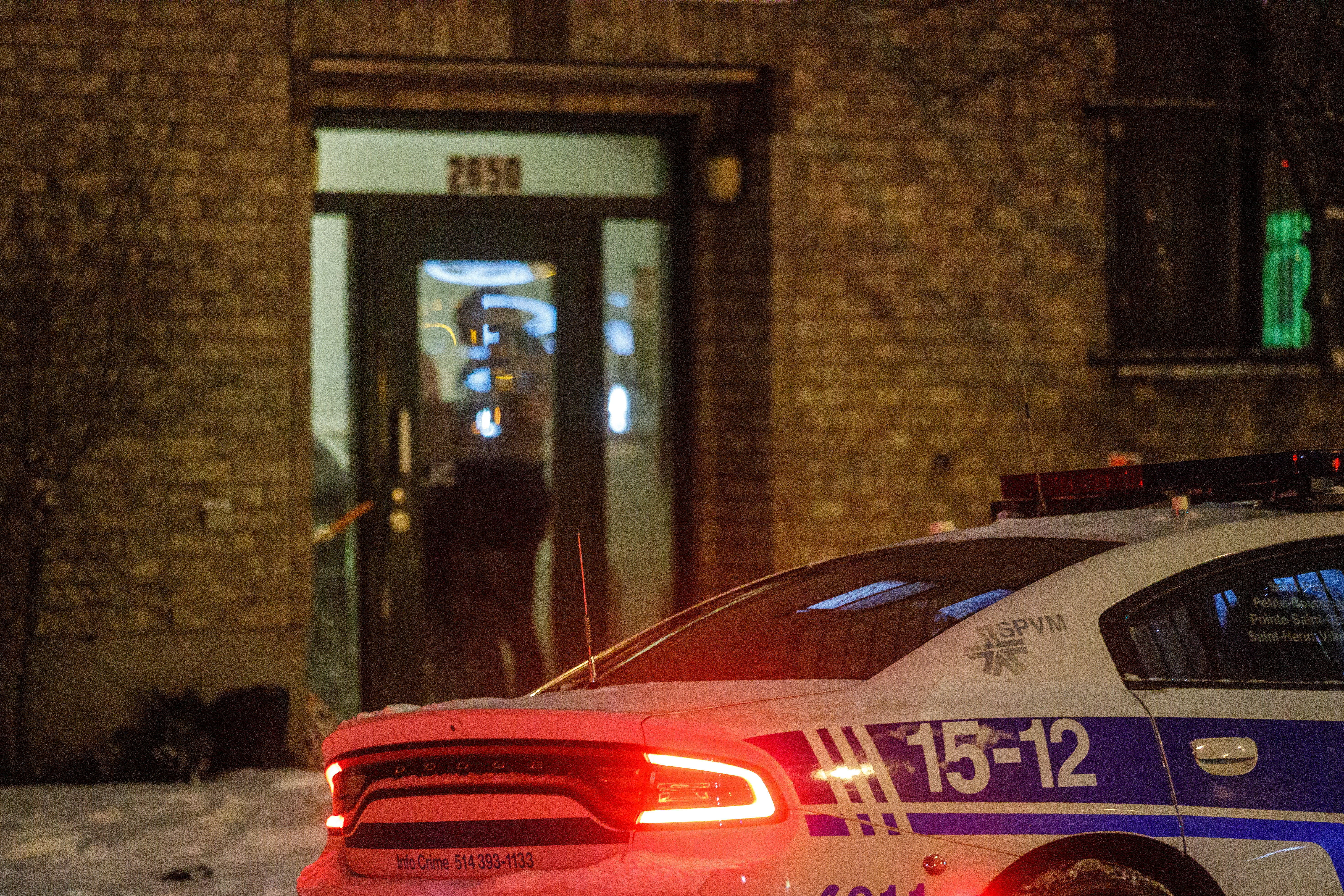 Des policiers interviennent.