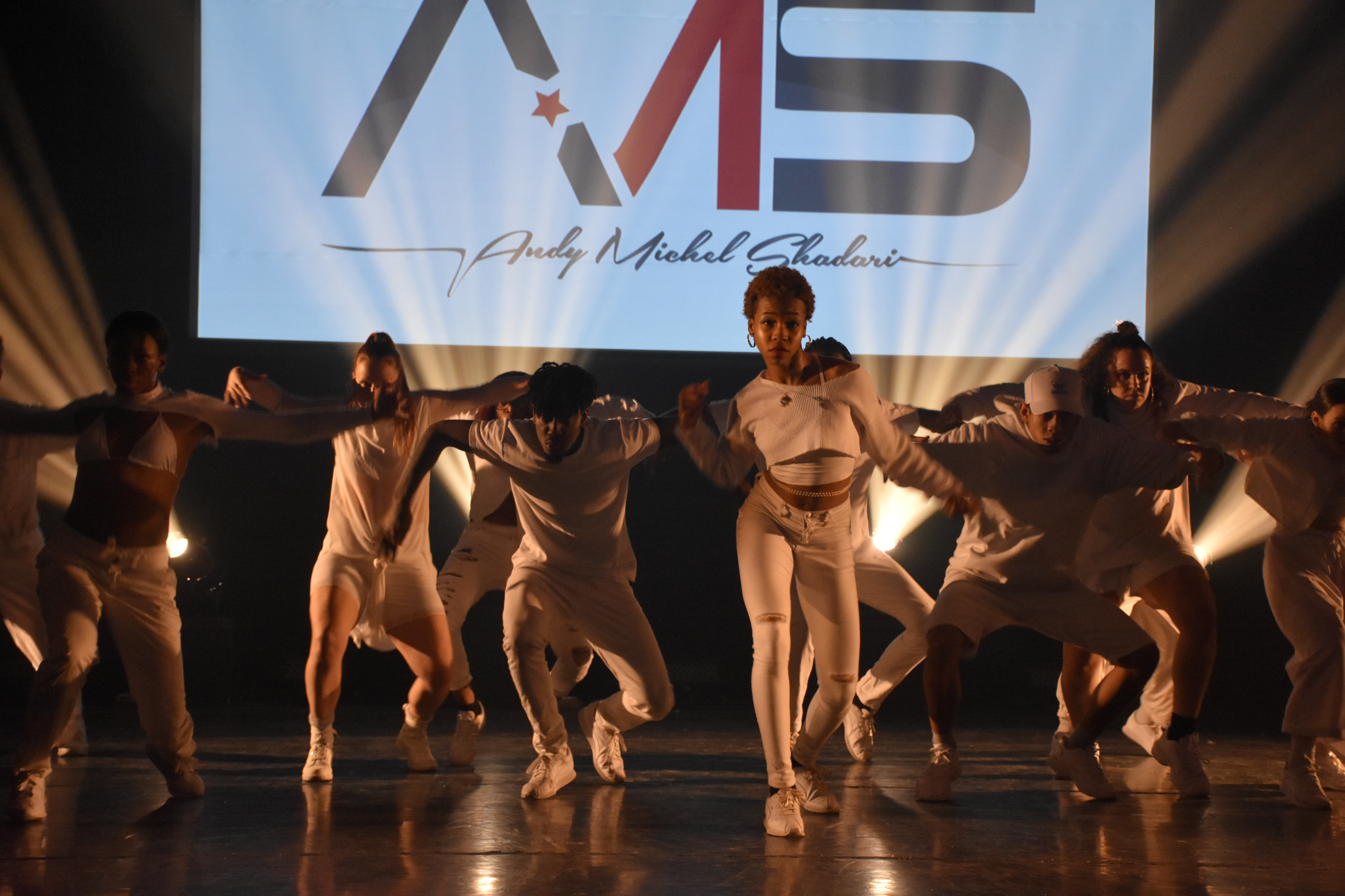 Des danseurs en plein prestation.