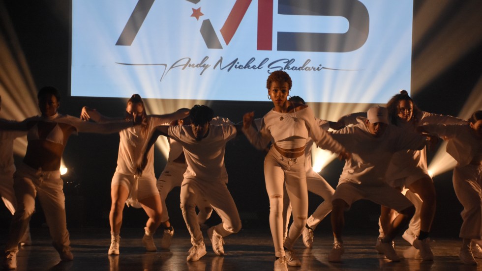 Des danseurs en plein prestation.