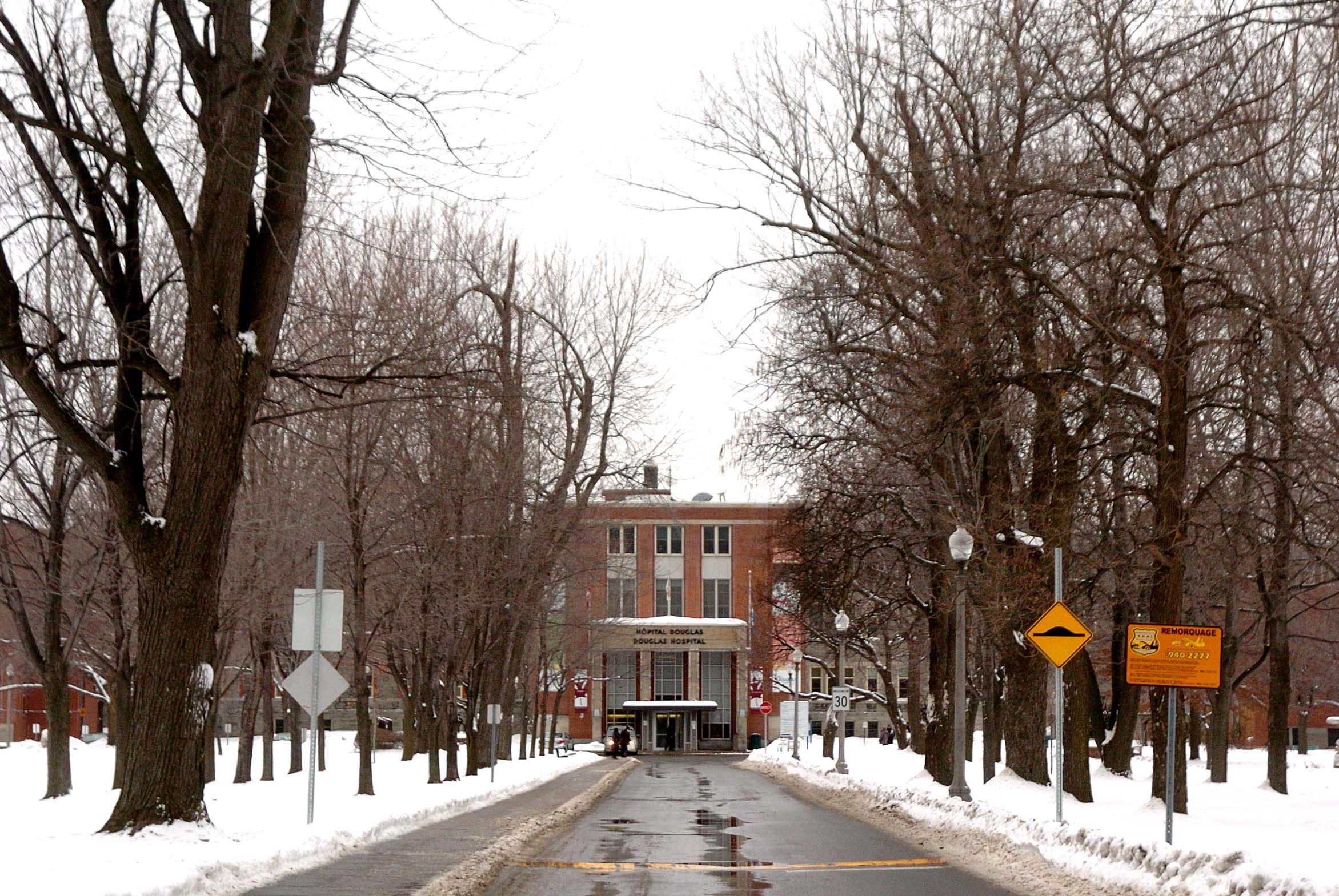 La façade de l'Institut Douglas en hiver.