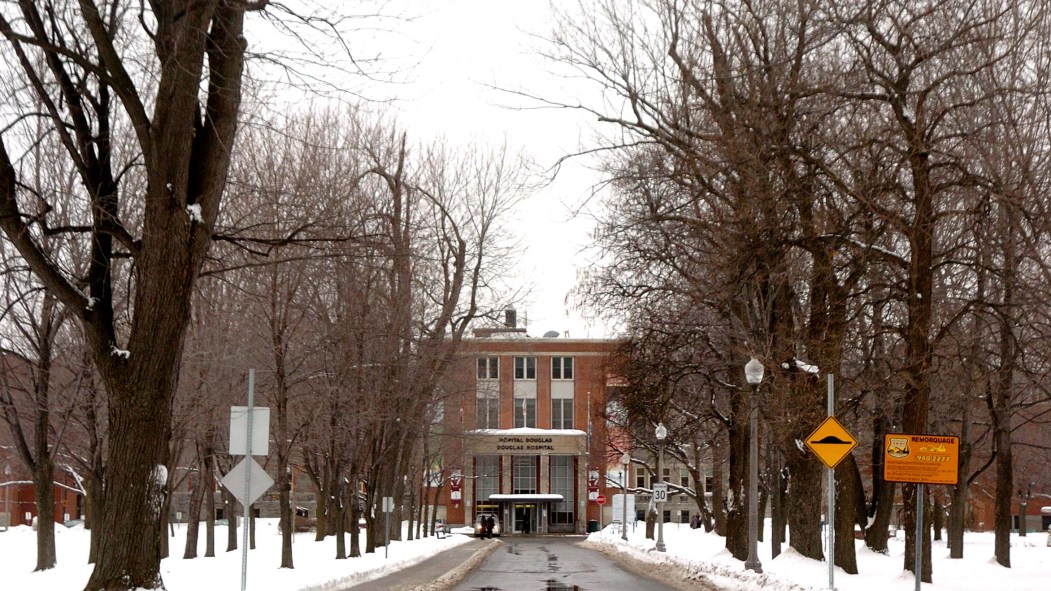 La façade de l'Institut Douglas en hiver.