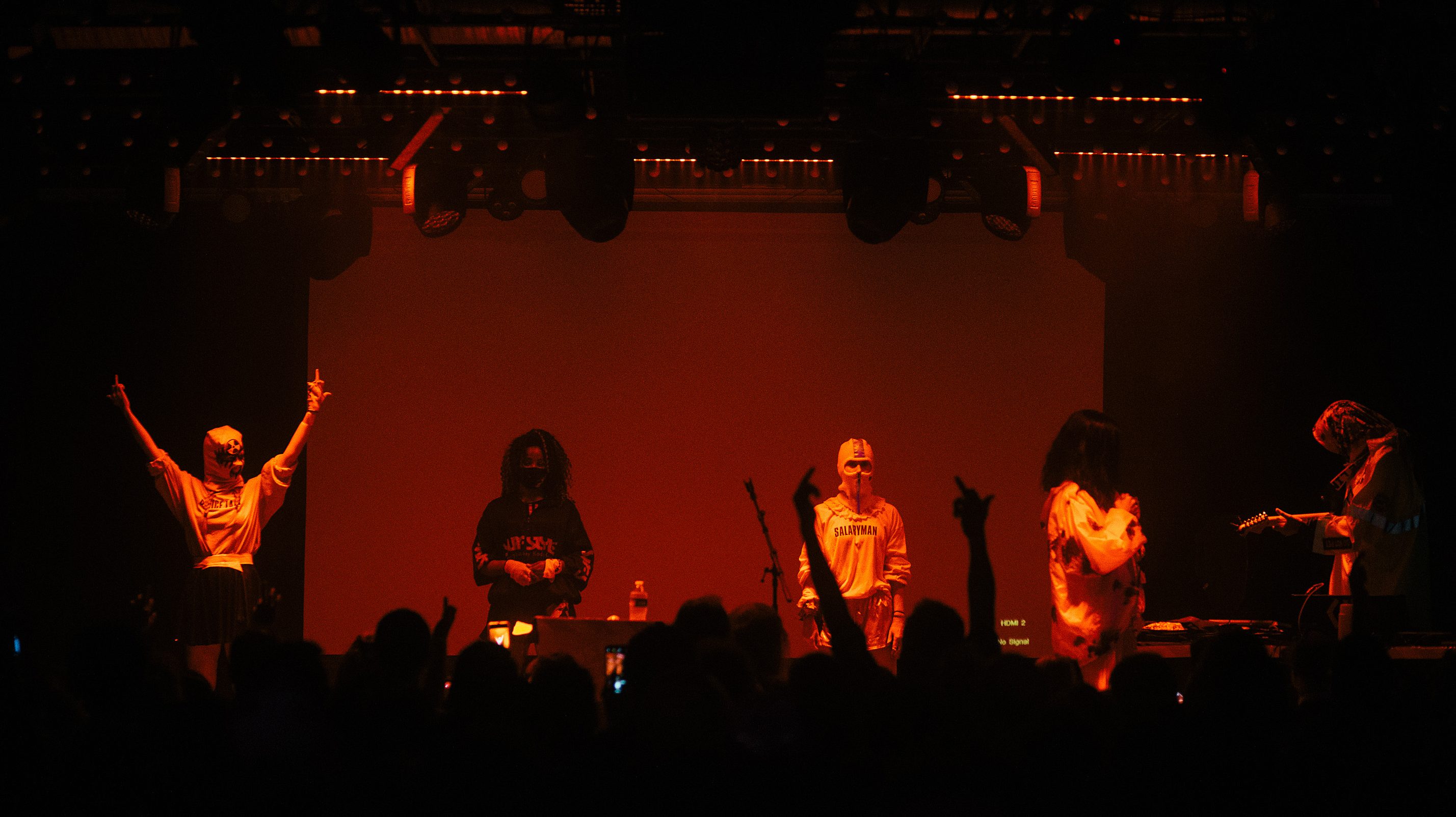 Les Pussy Riot et Les Louanges au festival Santa Teresa