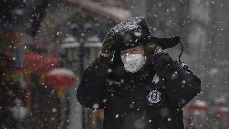 Le coronavirus fait plus de 560 morts, durcissement des restrictions