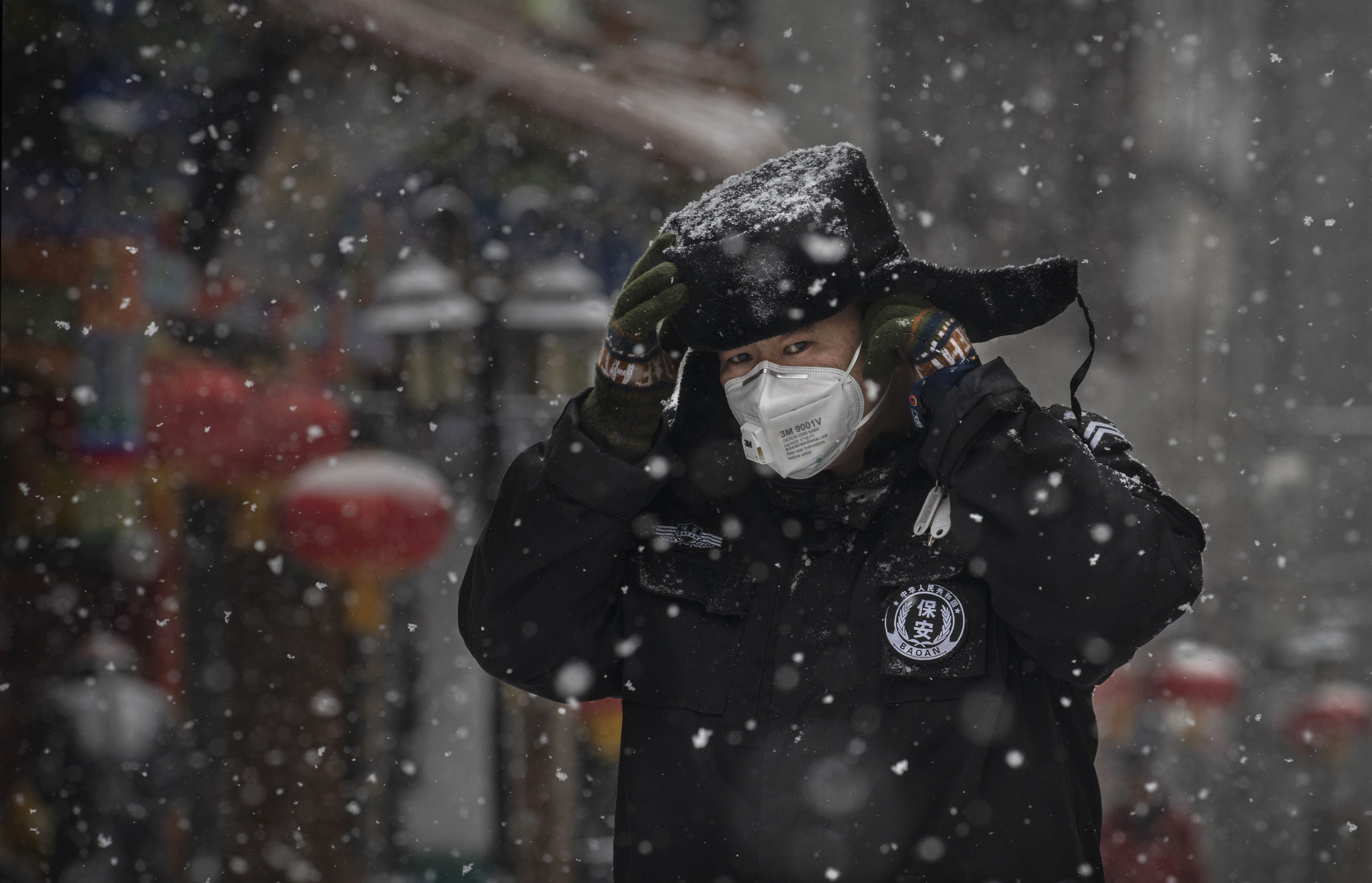 Le coronavirus fait plus de 560 morts, durcissement des restrictions