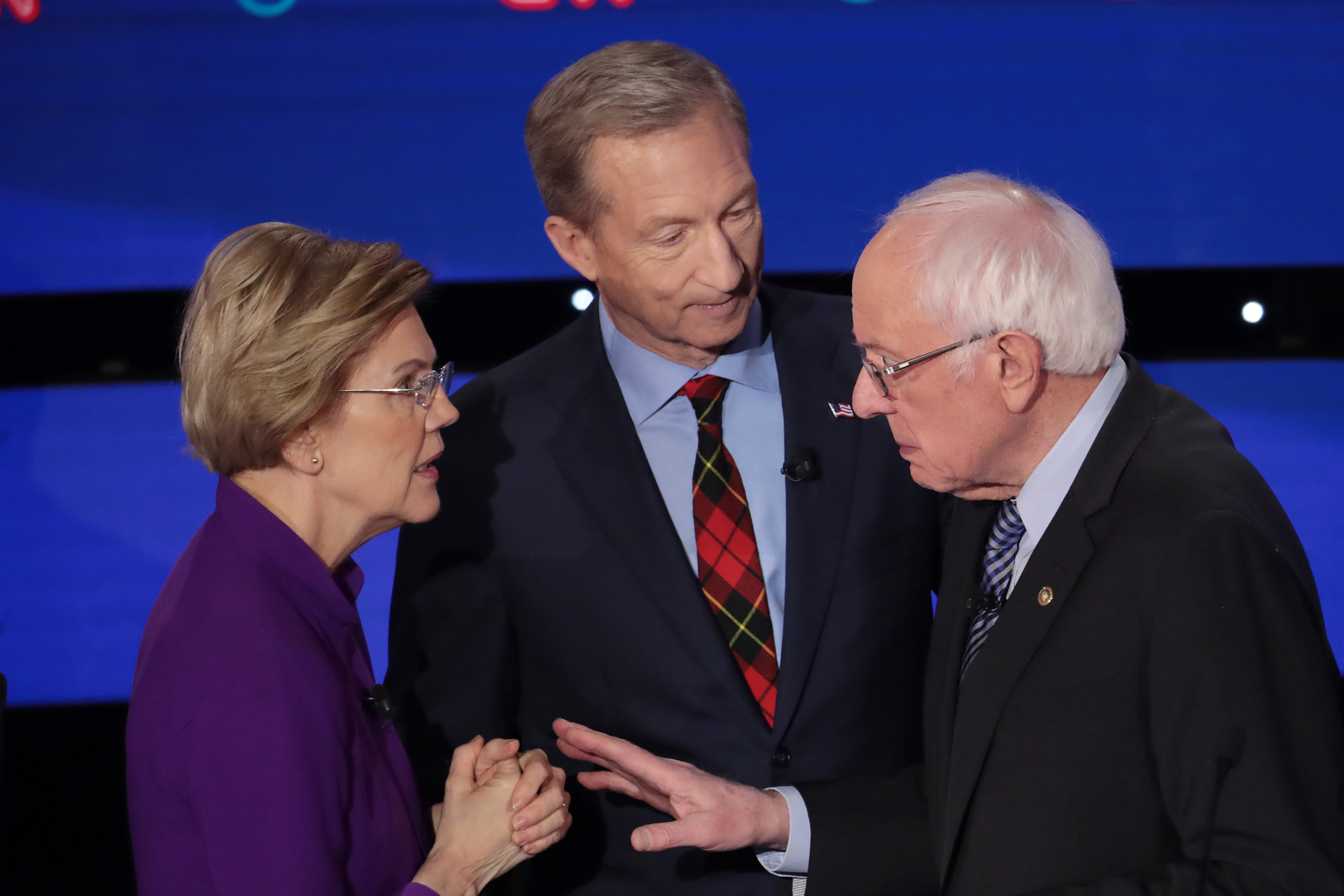 Elizabeth Warren (à gauche) et Bernie Sanders font partie des candidats démocrates qui batailleront pour le soutien de l'Iowa.