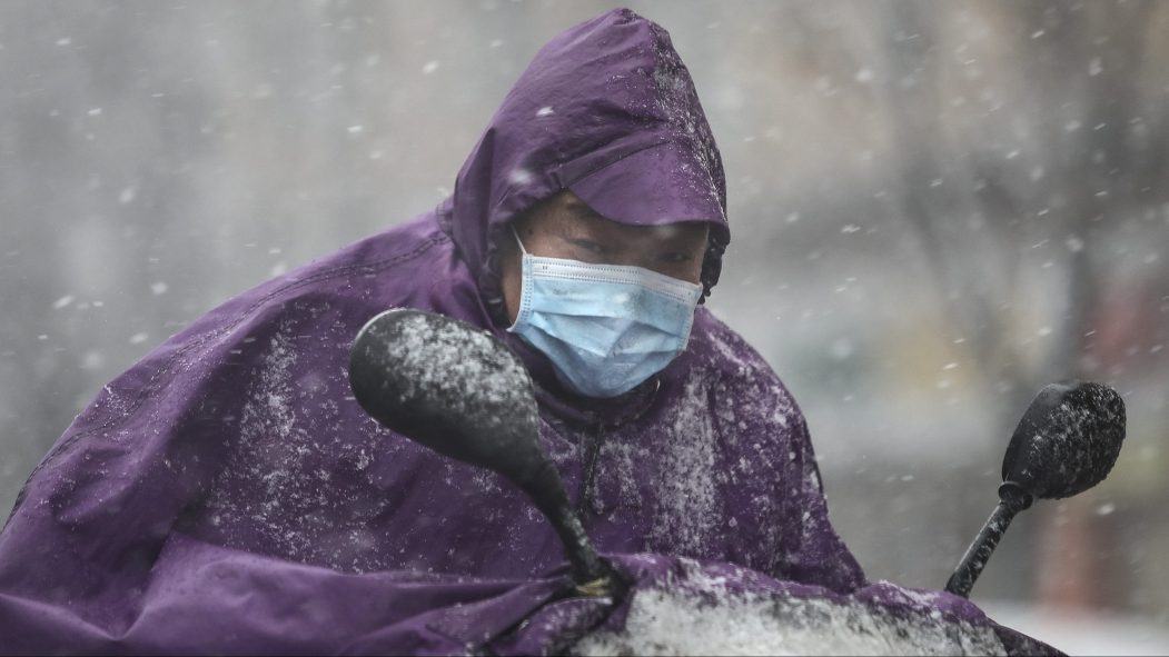 Le coronavirus continue de tuer en Chine, mais sa progression ralentit