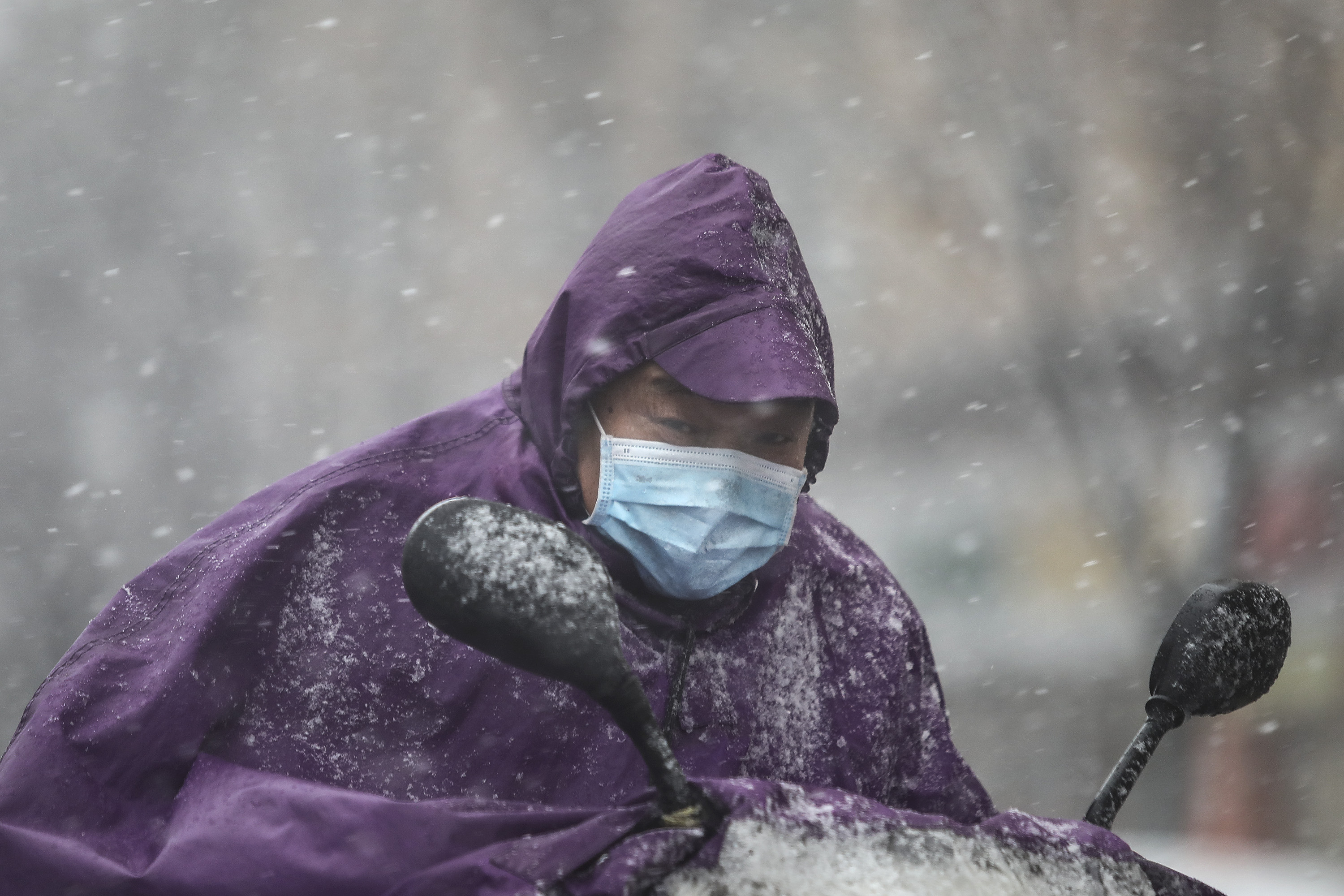 Le coronavirus continue de tuer en Chine, mais sa progression ralentit