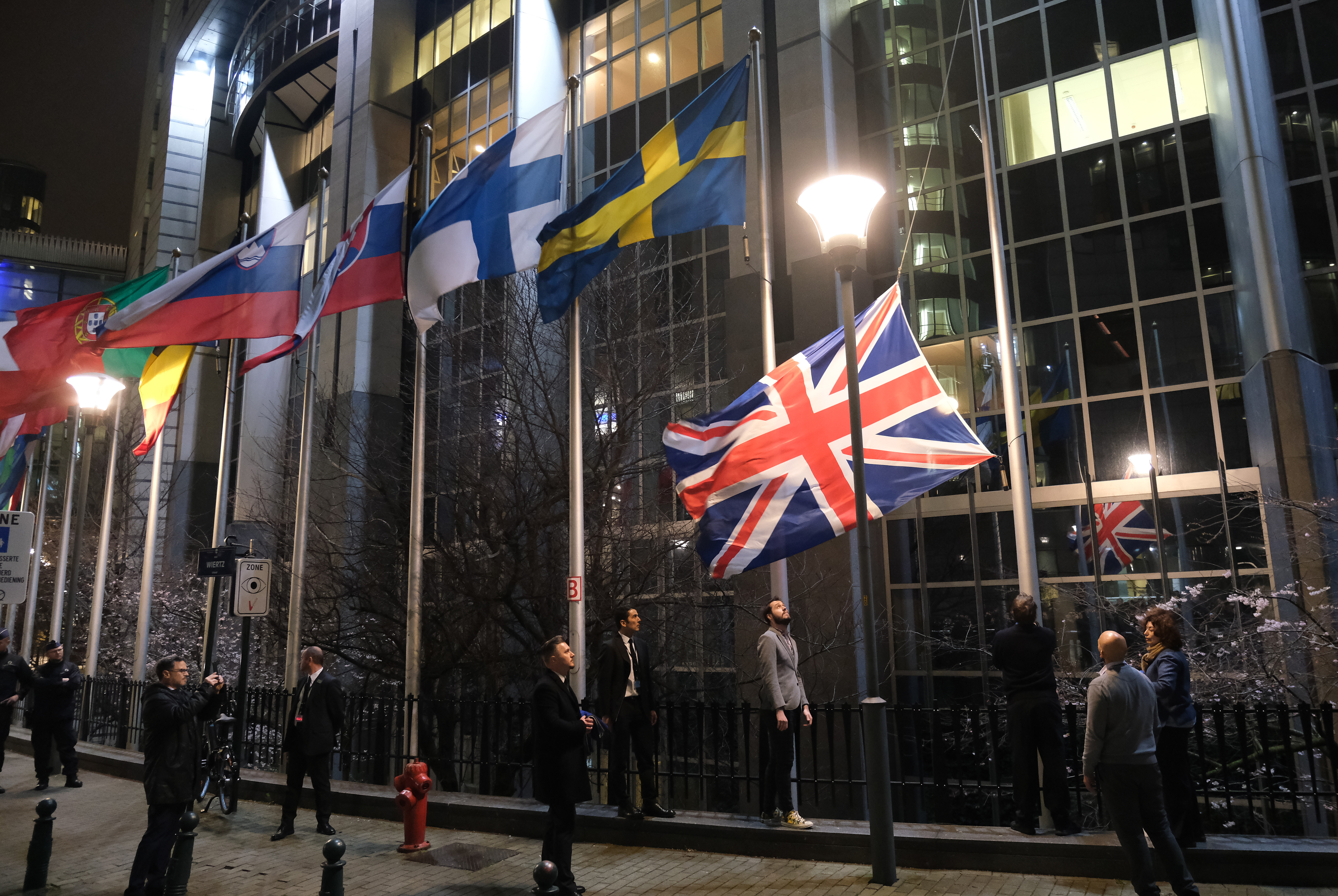 Le drapeau du Royaume-Uni est retiré à l'avant du parlement de l'Union européenne