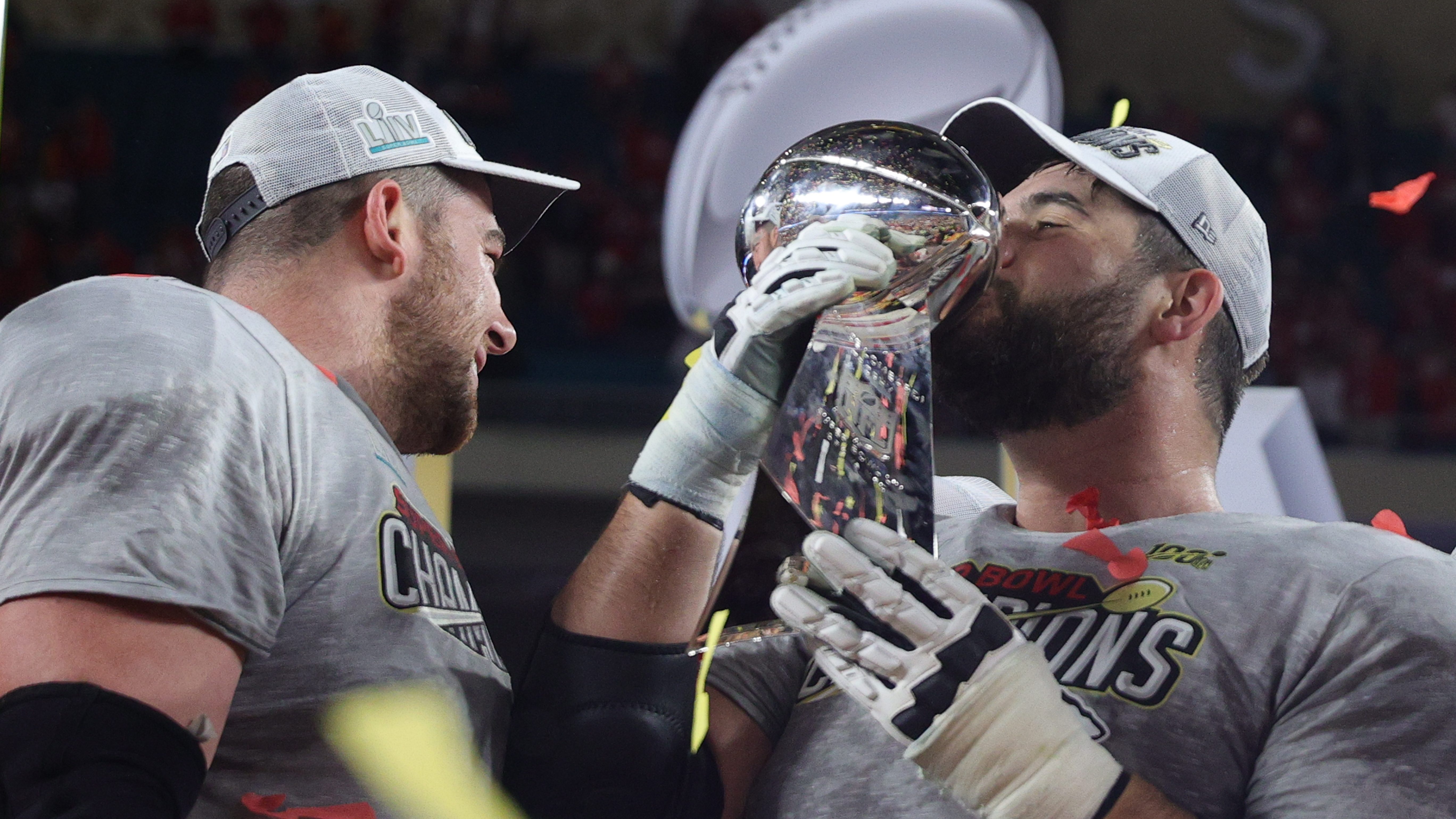 Laurent Duvernay-Tardif, à droite, soulève le trophée Lombardi.