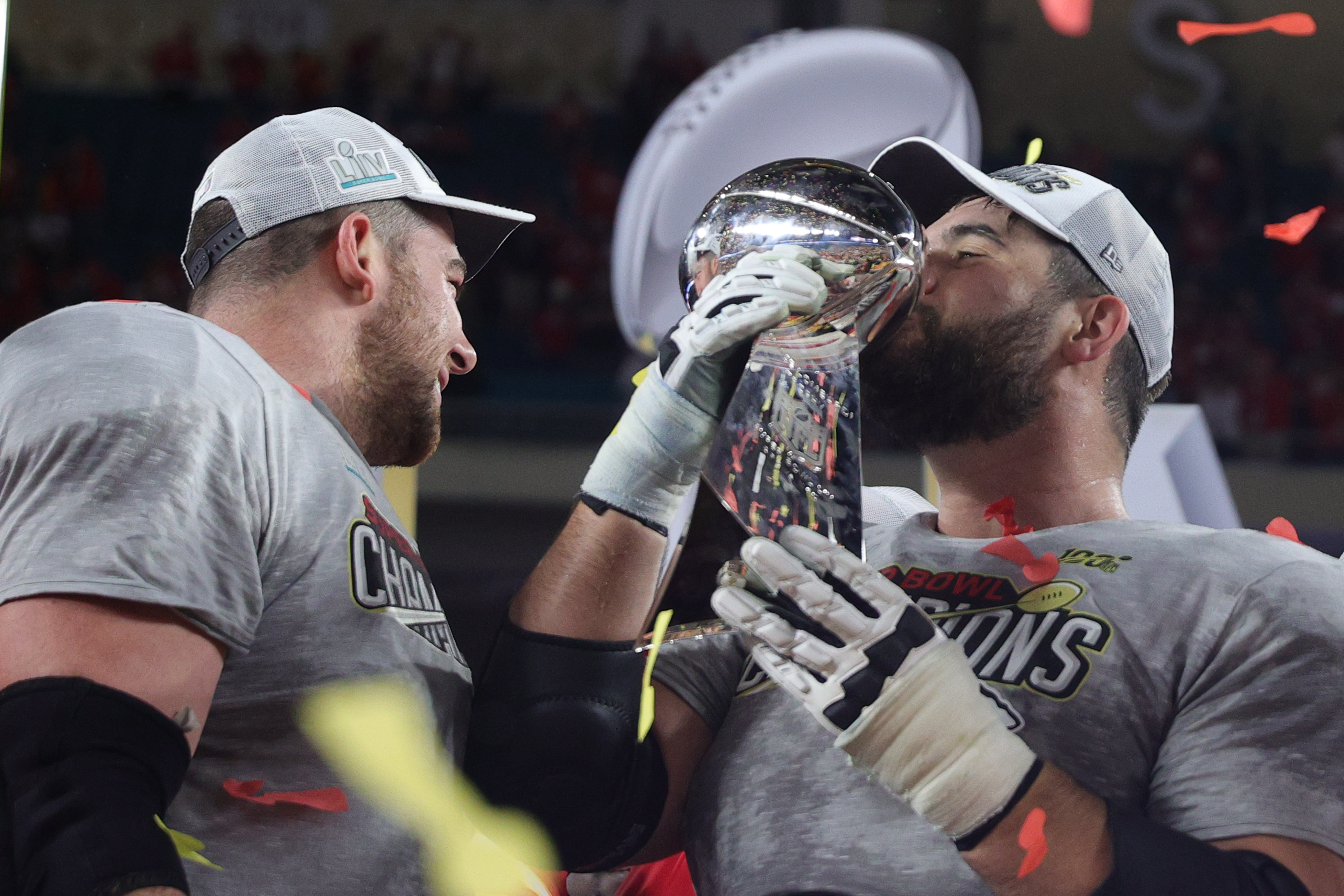 Laurent Duvernay-Tardif, à droite, soulève le trophée Lombardi.