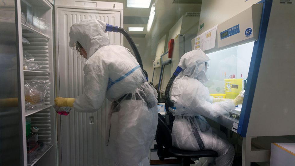 Le Covid-19 se propage en Europe, premier cas au Brésil