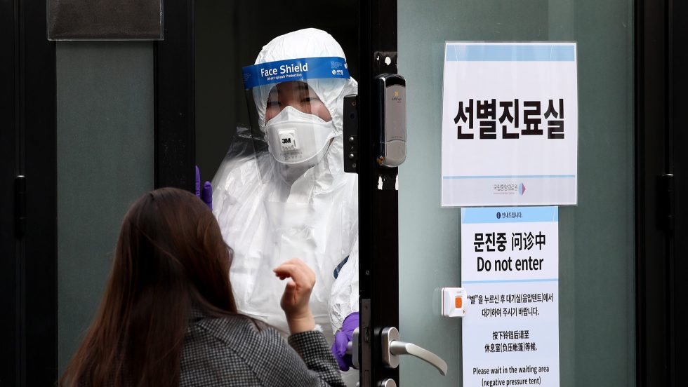 Covid-19: expansion de l'épidémie, chute des bourses... le virus affole