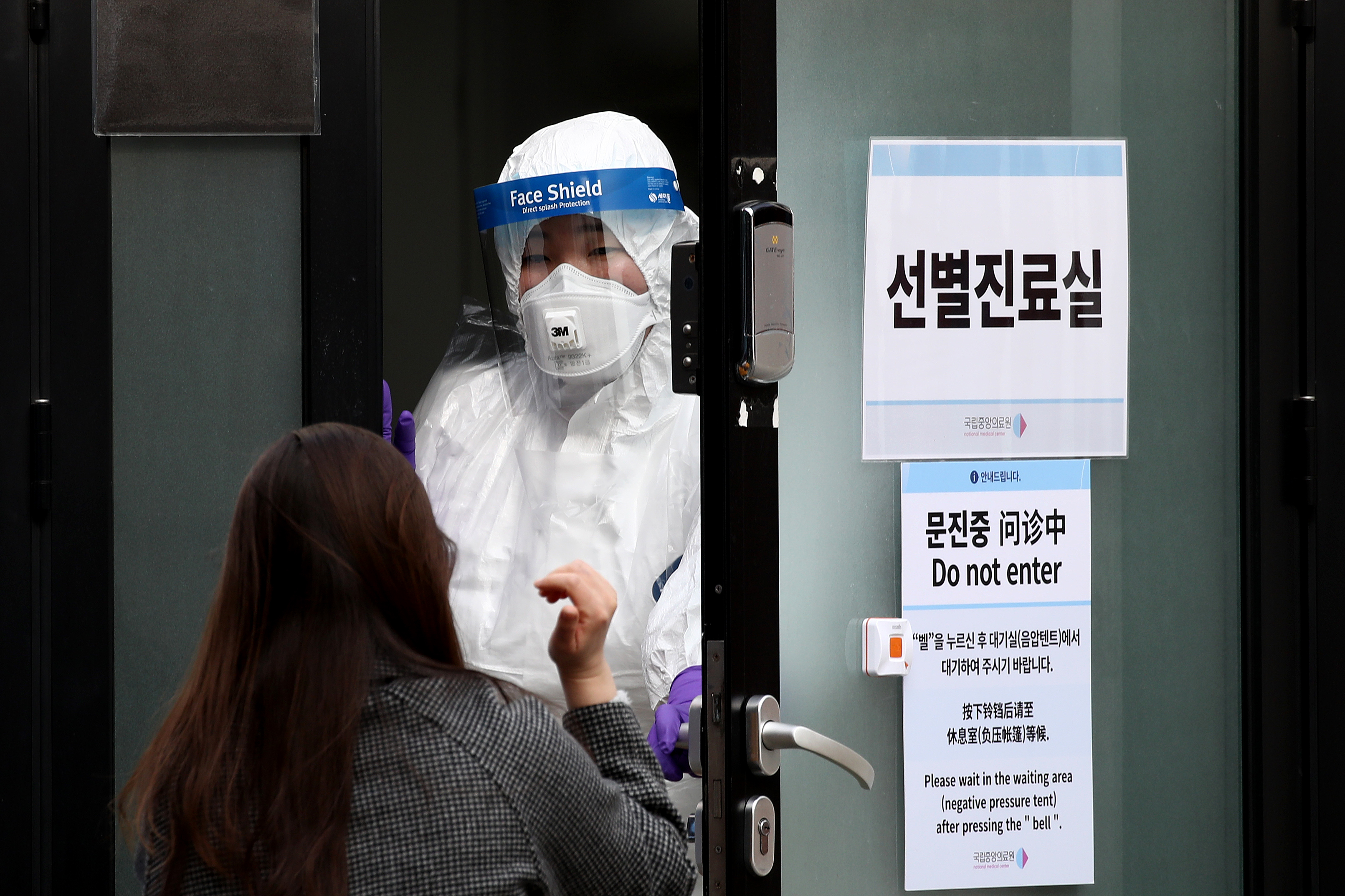 Covid-19: expansion de l'épidémie, chute des bourses... le virus affole