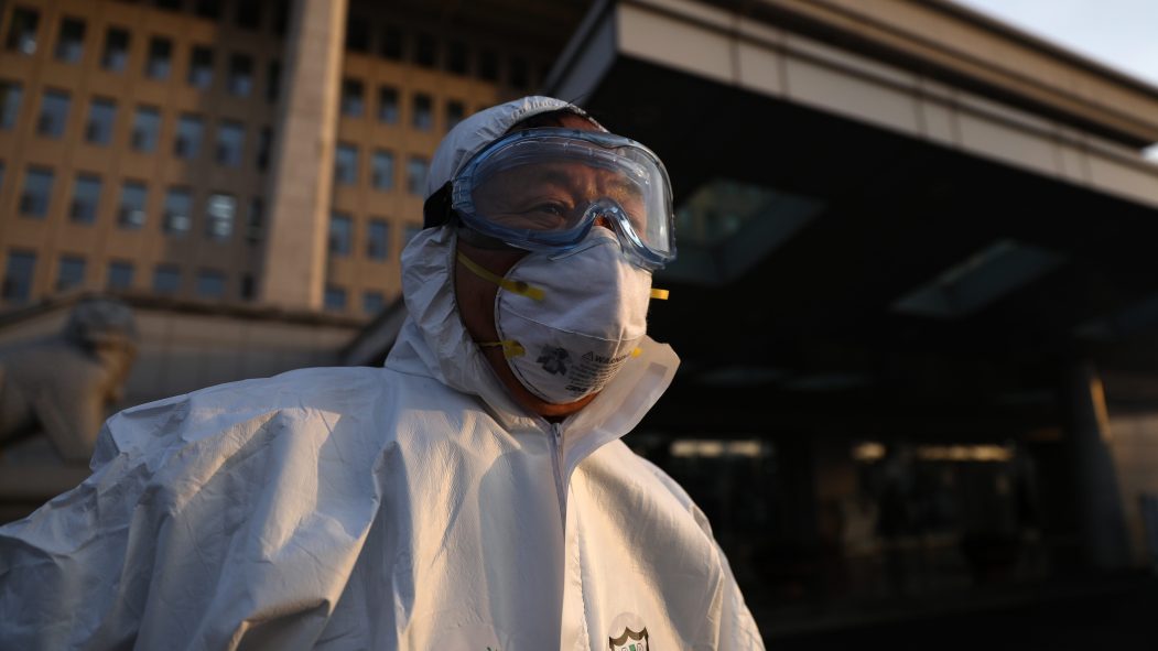 Un membre des autorités sanitaires sud-coréennes porte un masque pour se protéger du Covid-19.