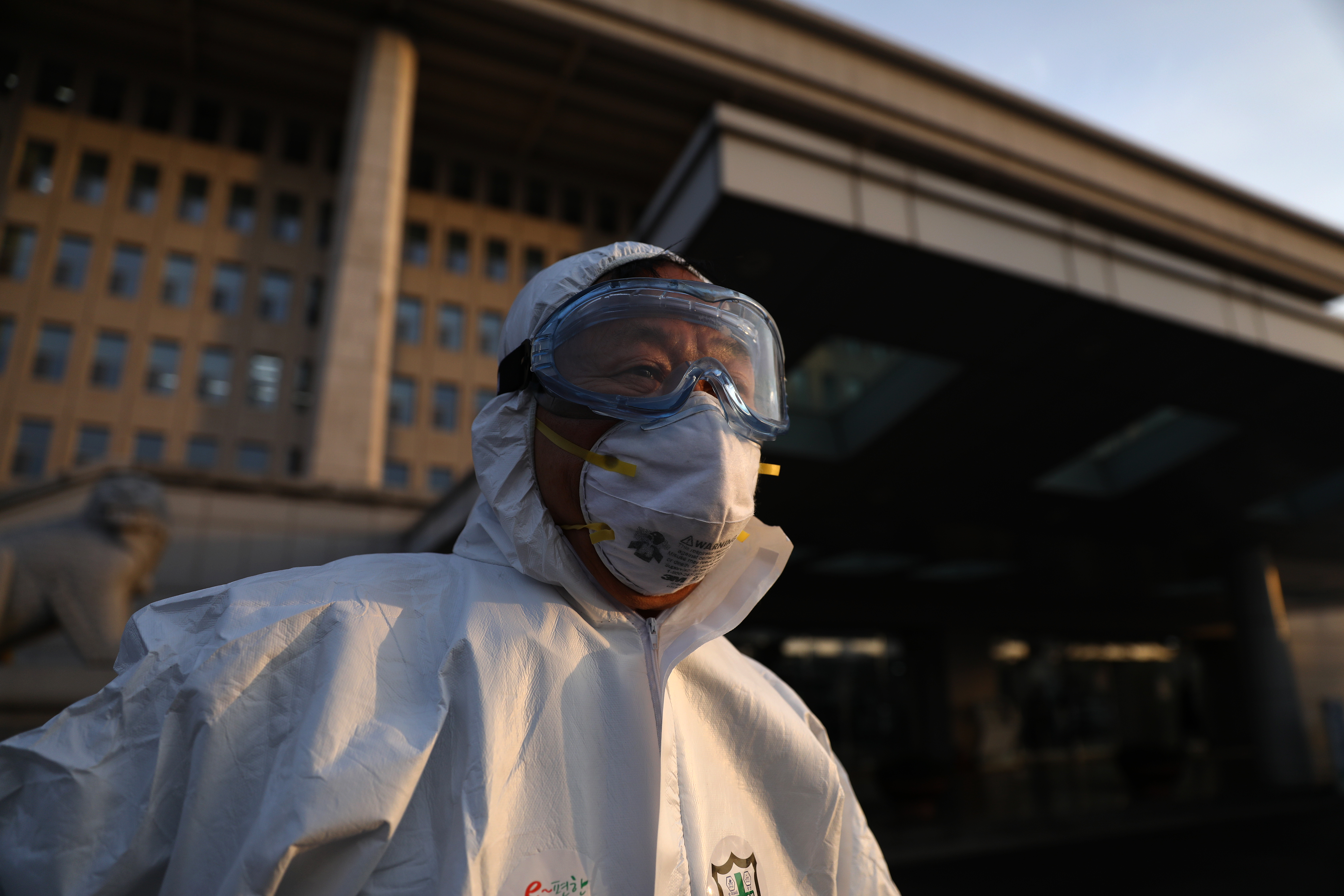 Un membre des autorités sanitaires sud-coréennes porte un masque pour se protéger du Covid-19.