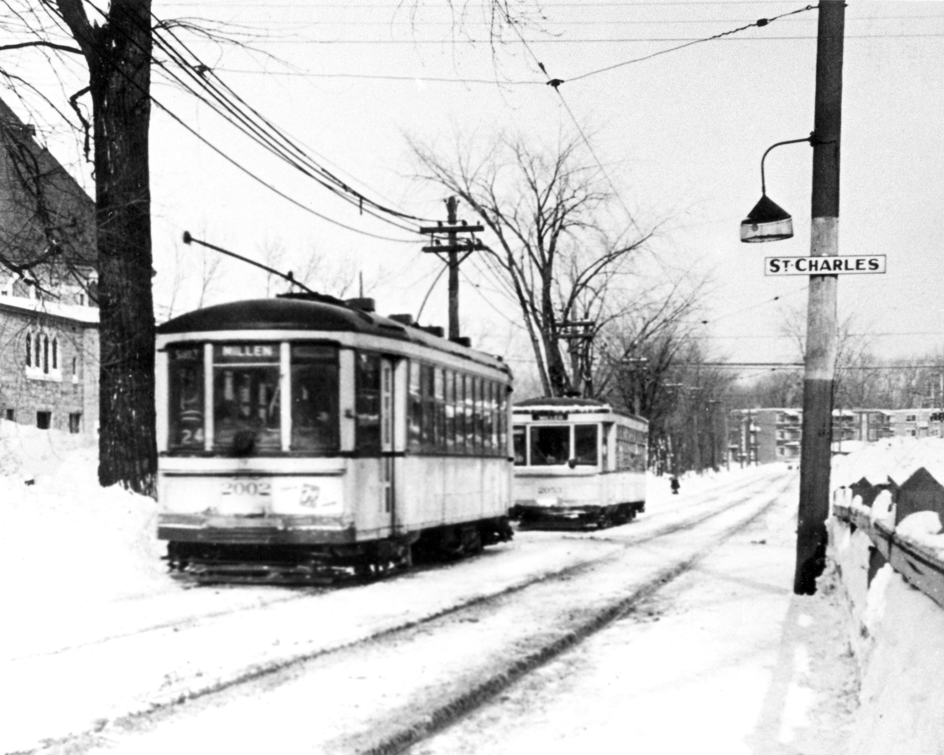 Deux vieux tramways près du boulevard Henri-Bourassa Est