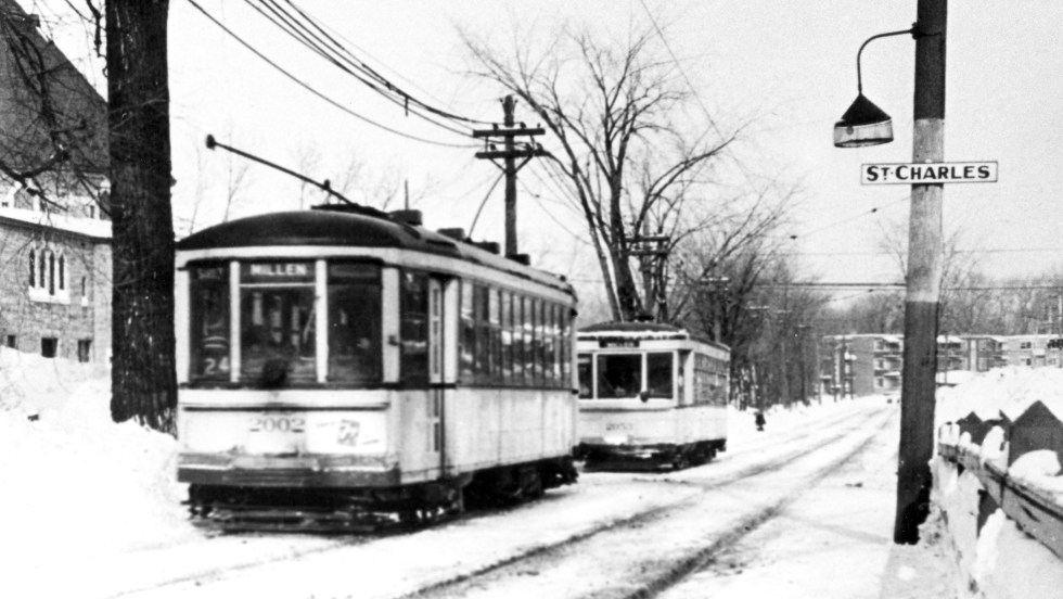 Deux vieux tramways près du boulevard Henri-Bourassa Est