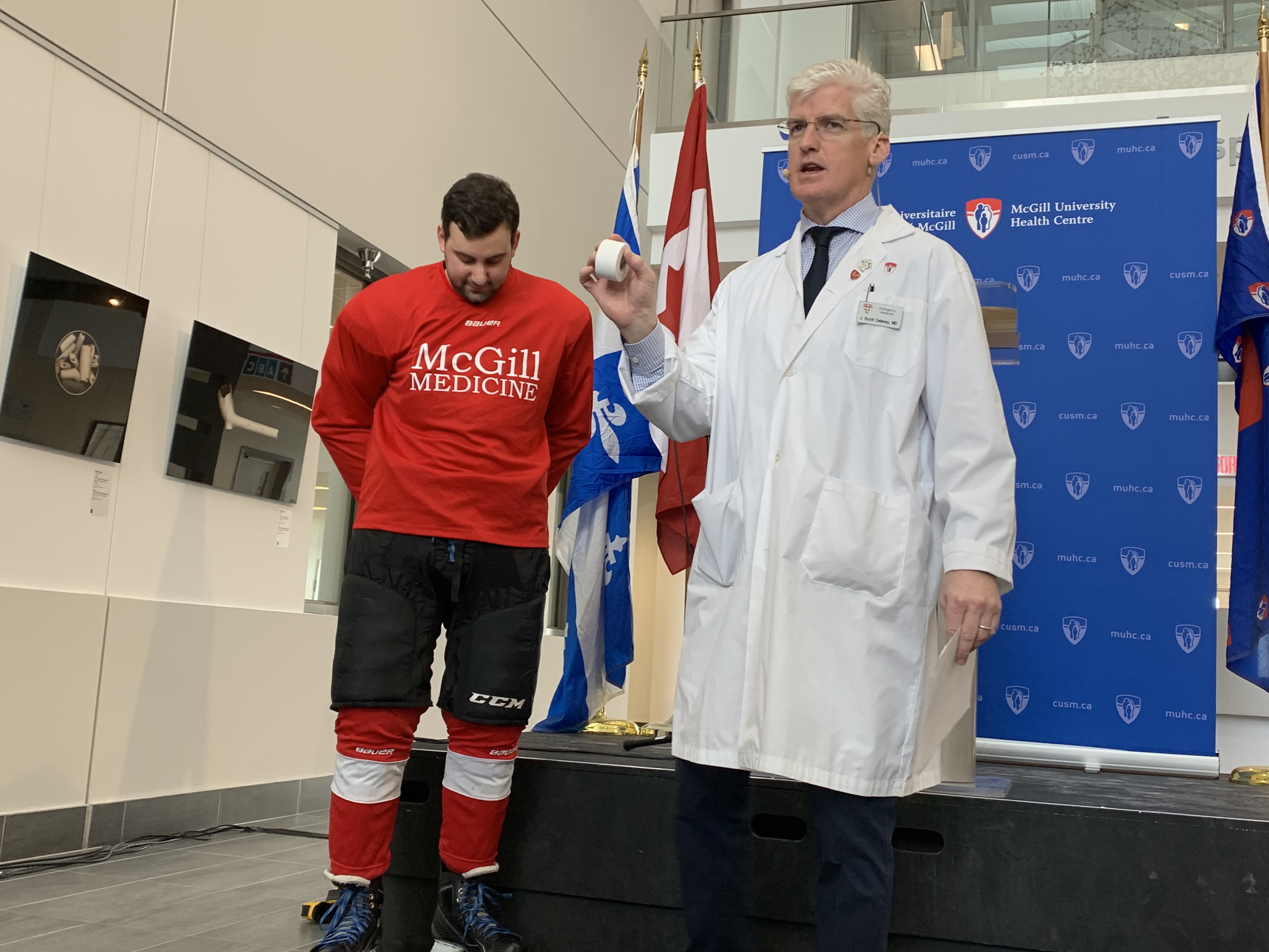 Le Dr Scott Delaney (à droite) a simulé le test SBESS sur les commotions cérébrales avec un étudiant de la Faculté de médecine de l’Université McGill à l’Institut de recherche du CUSM.