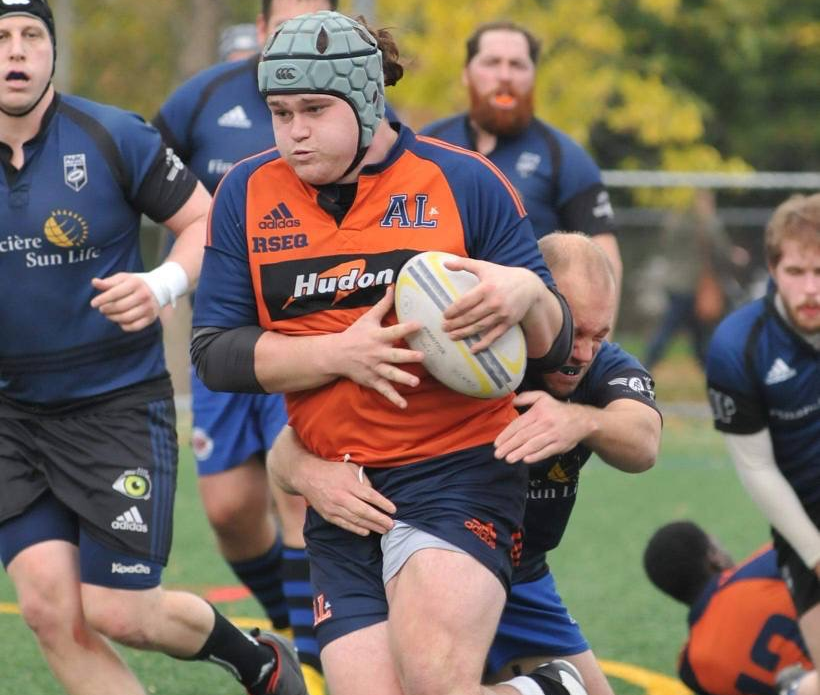 Jérémi Leduc a le ballon dans ses mains et tente de déjouer un adversaire.