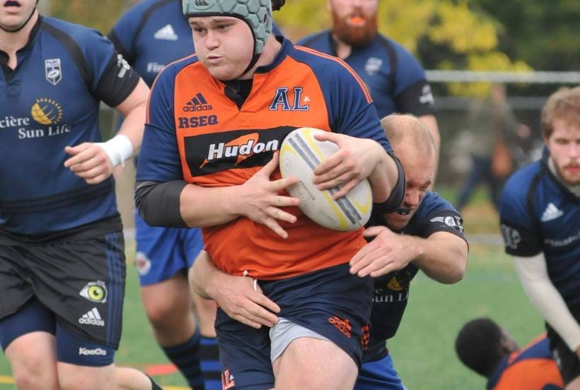 Jérémi Leduc a le ballon dans ses mains et tente de déjouer un adversaire.