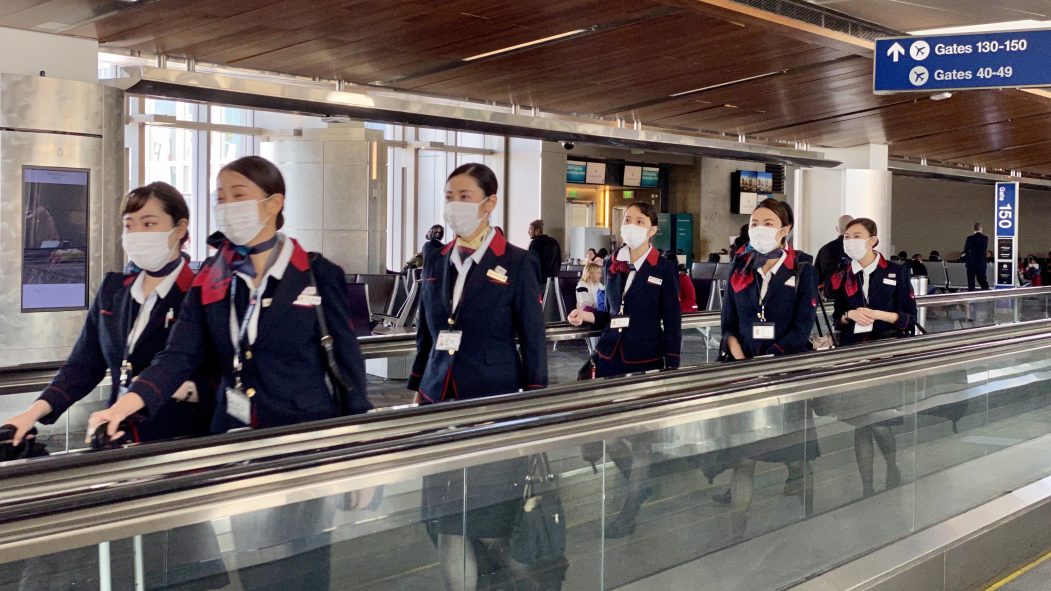 Des employés d'une entreprise d'aviation japonaise portent des masques afin d'éviter la propagation du nouveau coronavirus.