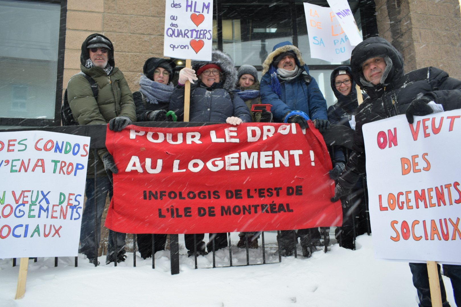Infologis a manifesté devant le bureau de Chantal Rouleau pour plus de logements sociaux dans l'Est