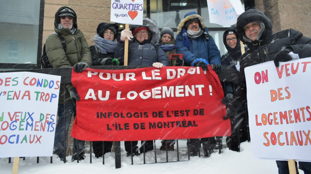 Infologis a manifesté devant le bureau de Chantal Rouleau pour plus de logements sociaux dans l'Est