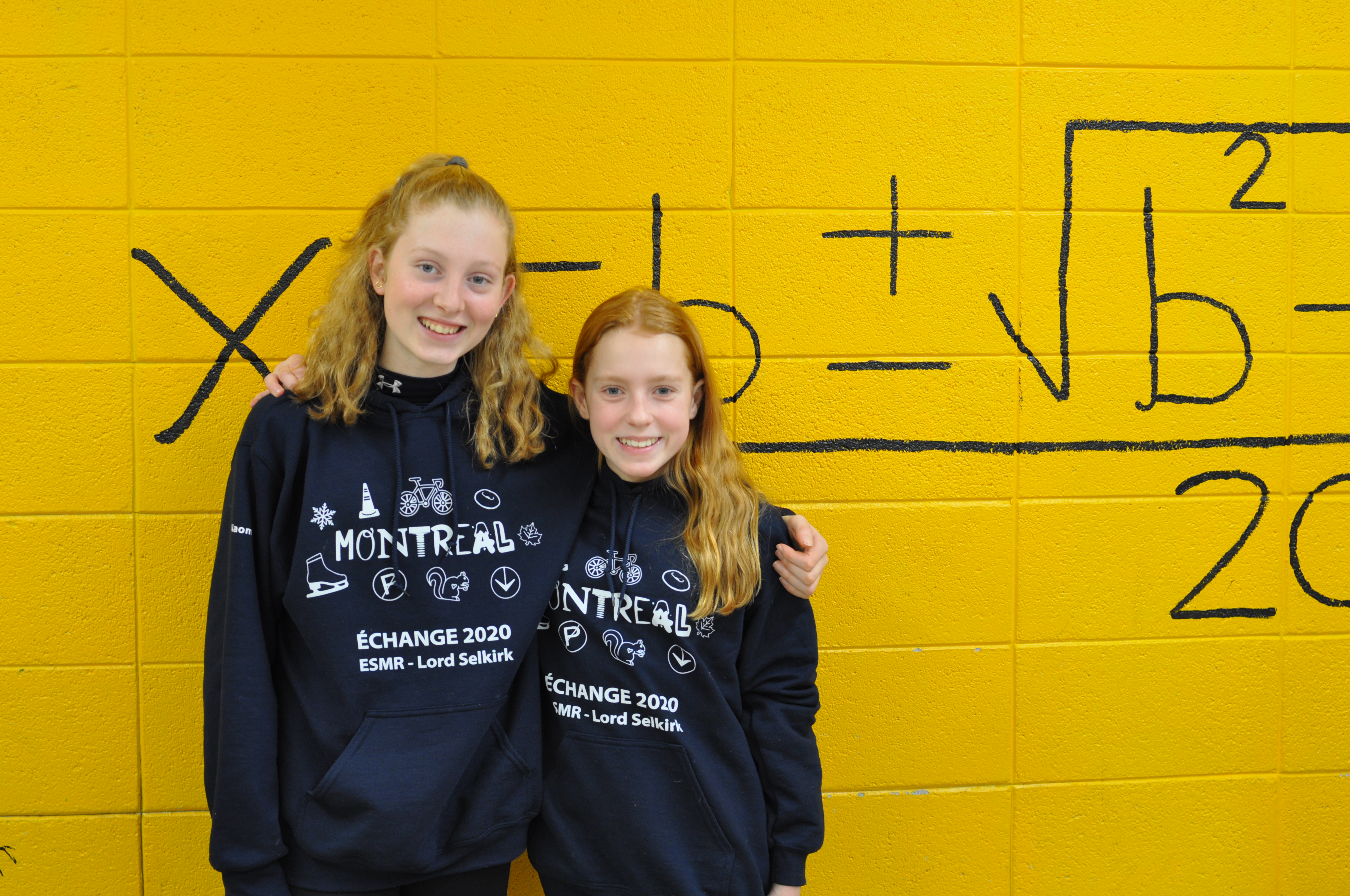 Les deux adolescentes se tiennent dans leurs bras.