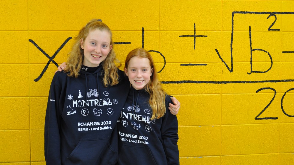 Les deux adolescentes se tiennent dans leurs bras.