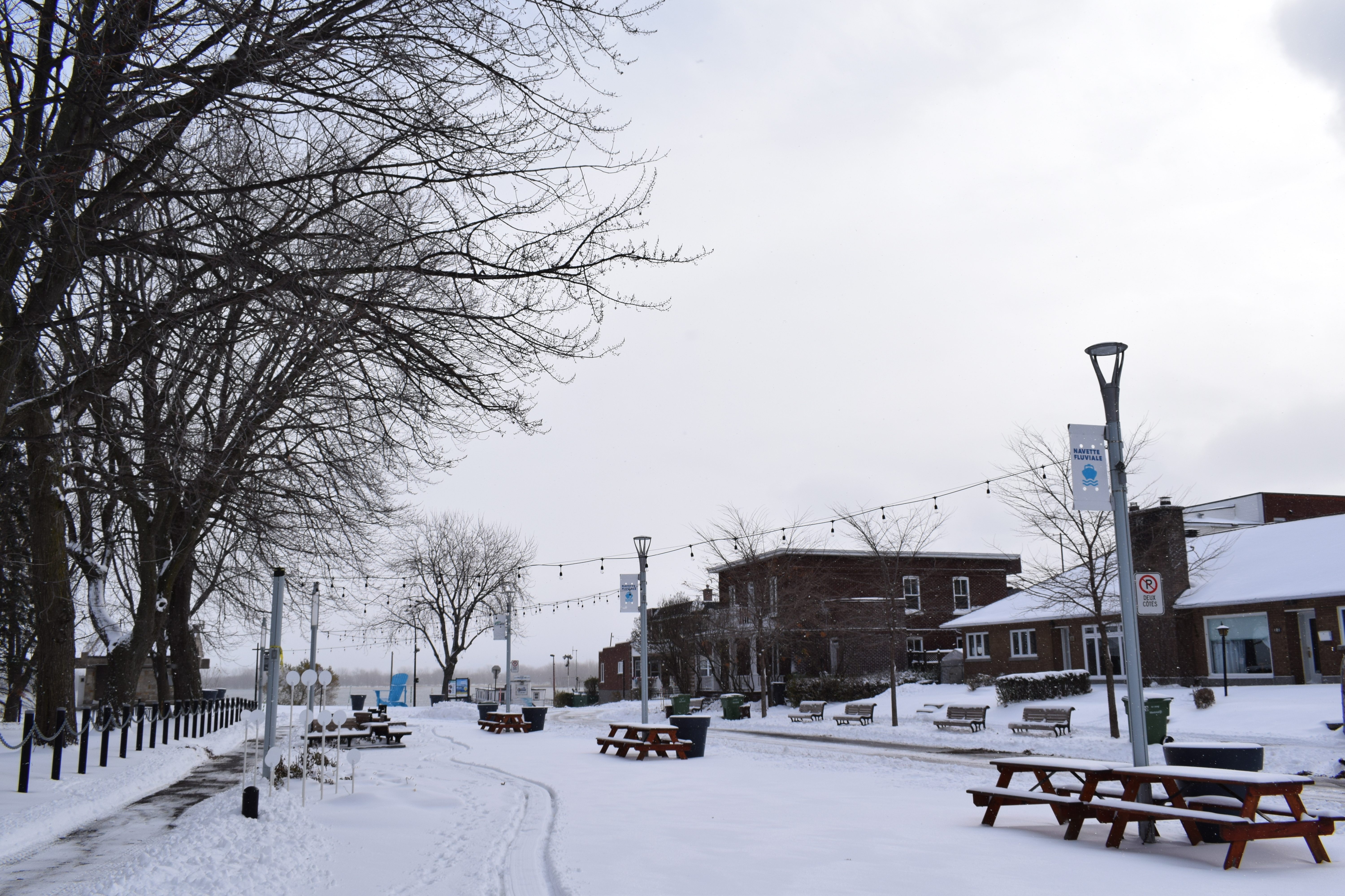 La place du village du Vieux-Pointe-aux-Trembles a été construite au cours de l’année 2014.