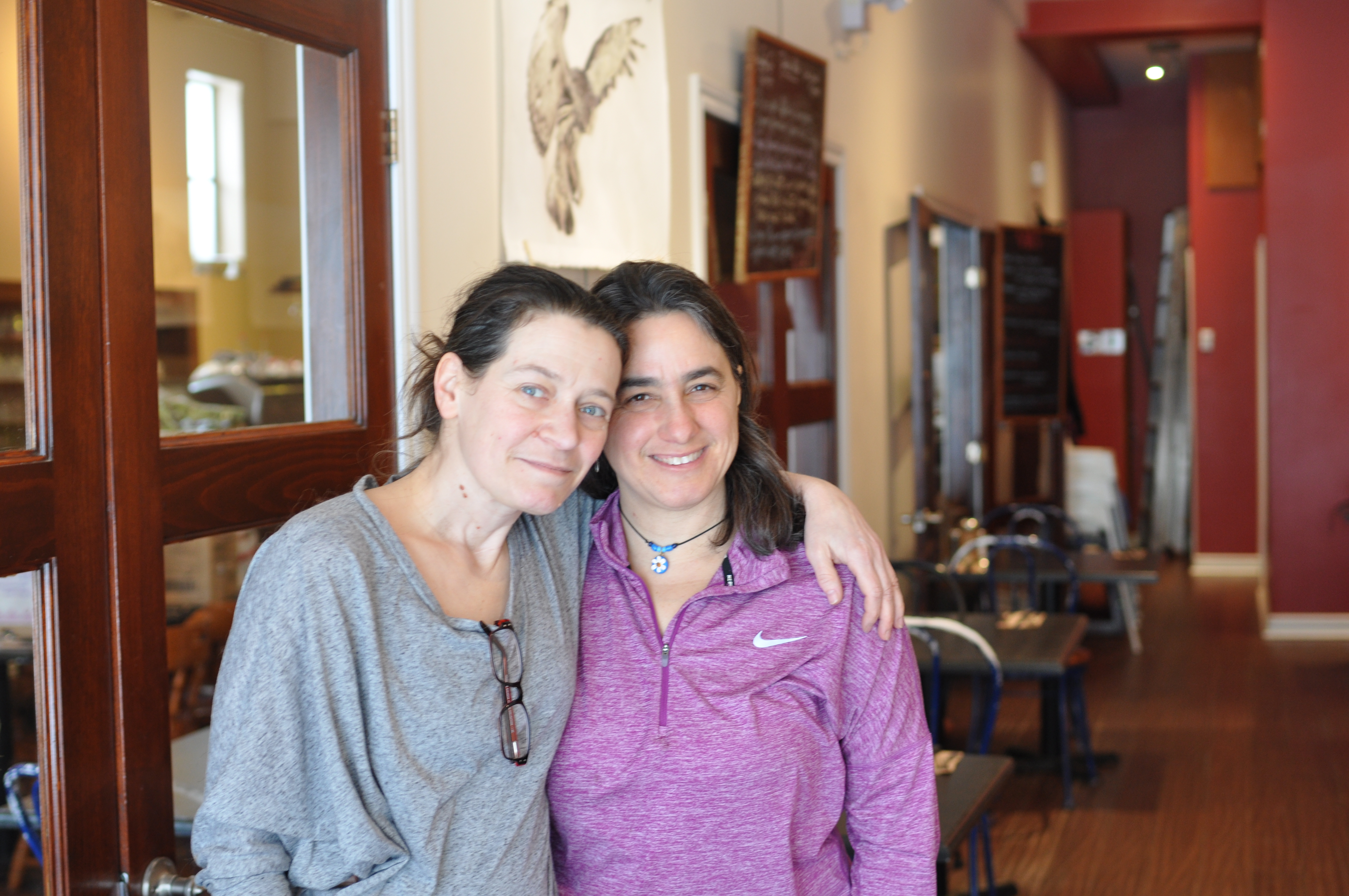 Le couple de femmes se tient dans ses bras.