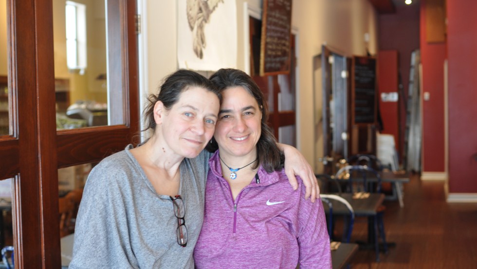 Le couple de femmes se tient dans ses bras.