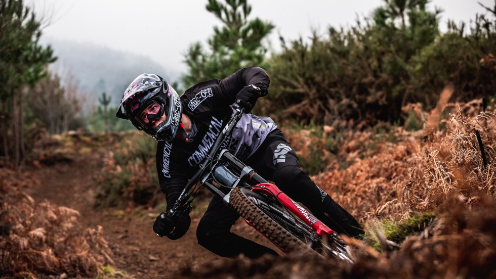 L'athlète Tristan Lemire fait une descente en vélo de montagne.