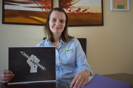 Anne Provencher, enseignante en français depuis 17 ans à l’école secondaire d’Anjou, tient en main son Manifeste des enseignants et des enseignantes du Québec, signé par presque 7000 personnes.