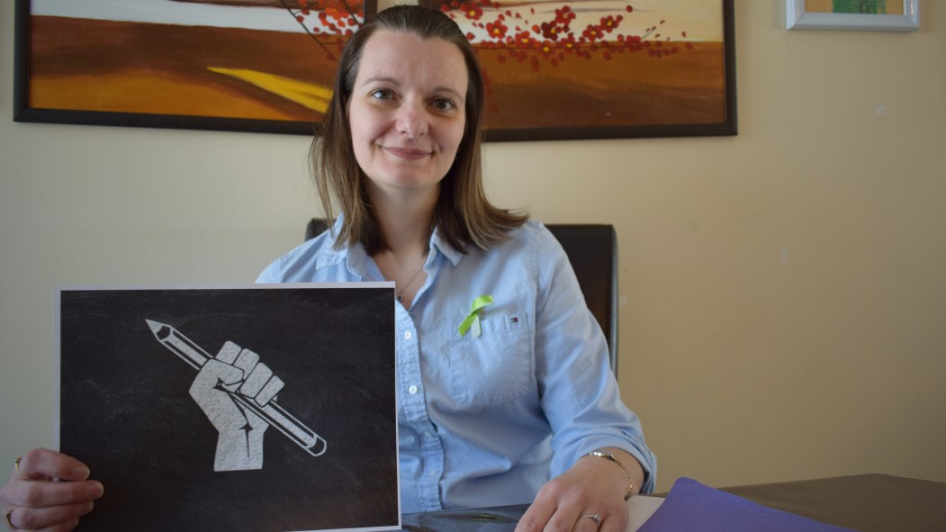 Anne Provencher, enseignante en français depuis 17 ans à l’école secondaire d’Anjou, tient en main son Manifeste des enseignants et des enseignantes du Québec, signé par presque 7000 personnes.