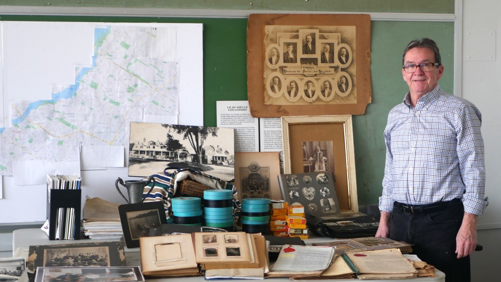 Yvon Gagnon, coprésident de la SHAC devant les archives de la famille Gravel-Bastien