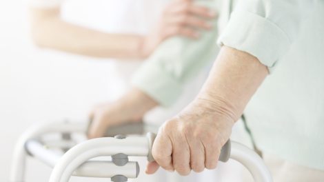 Une personne aînée en marchette