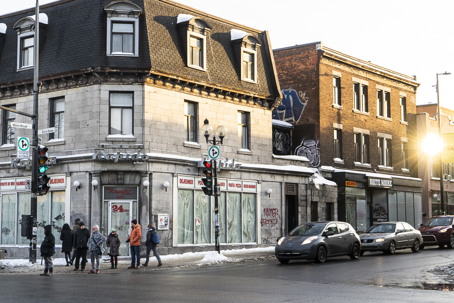 Des locaux commerciaux vacants à l'angle de la rue Saint-Denis et de l'avenue Mont-Royal.