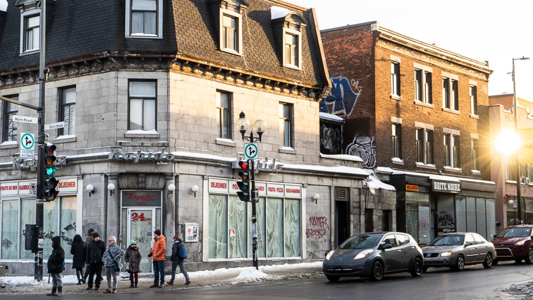 Des locaux commerciaux vacants à l'angle de la rue Saint-Denis et de l'avenue Mont-Royal.