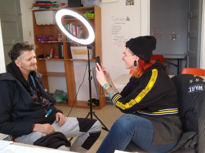 Emmanuelle Bolduc coiffe les d&eacute;munis