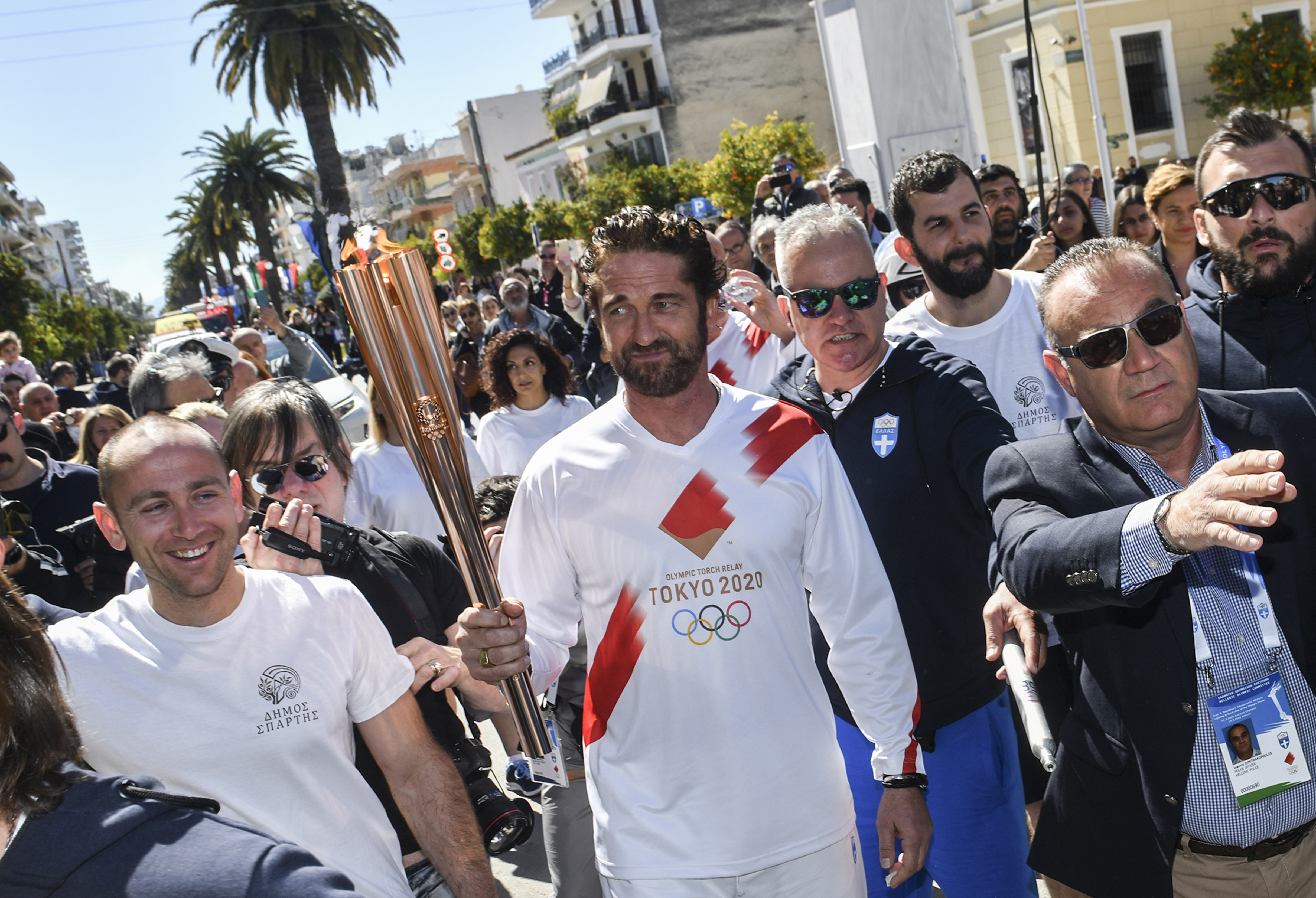 L'acteur Gerard Butler porte la flamme olympique à Sparte, quelques instants avant l'arrêt du relais de la flamme pour cause de coronavirus.