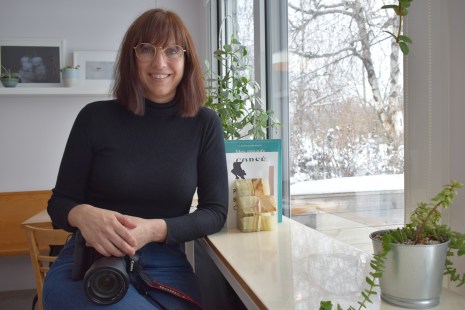 Johanne Lussier ouvrira les portes du café des Fraîches et un studio juste à côté pour prendre des femmes en photo. L’argent récolté ira à la Société canadienne du cancer pour financer la recherche sur le cancer du sein.