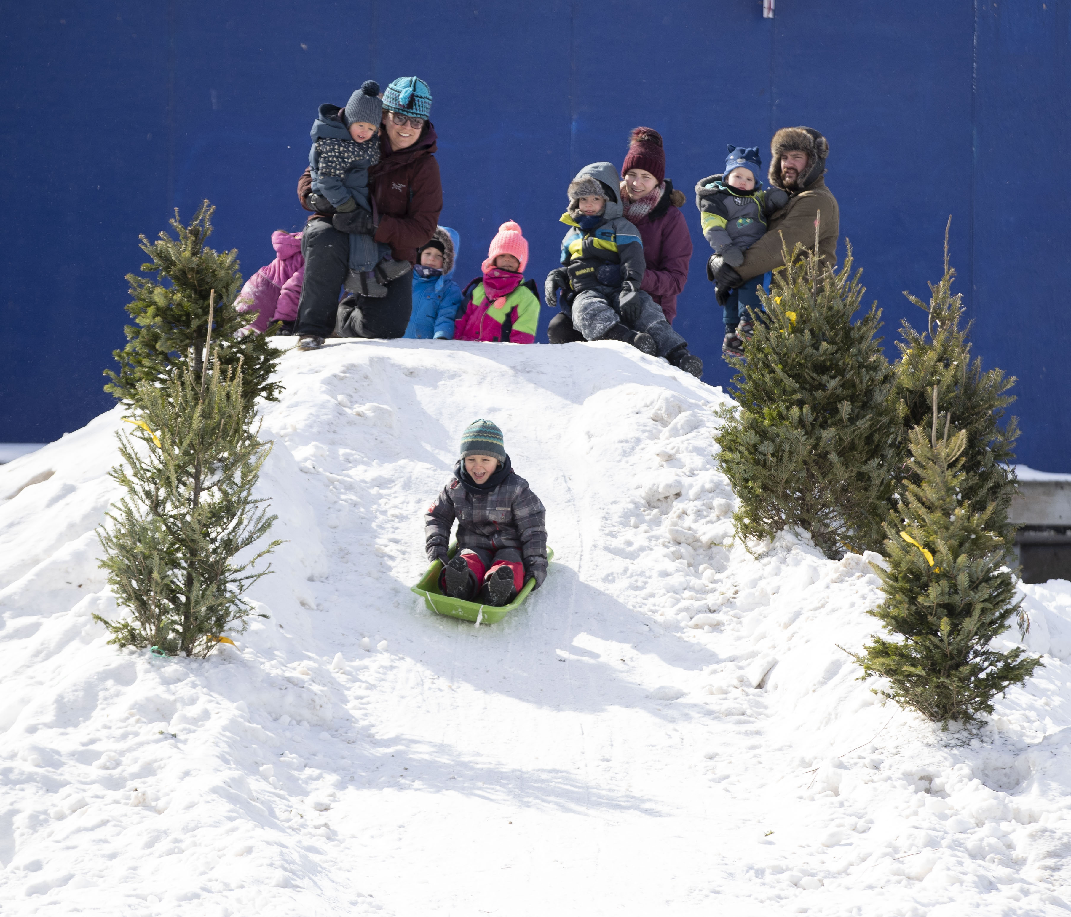 Des enfants ont glissé sur la neige lors de la Grande fête hivernale du Bronx.