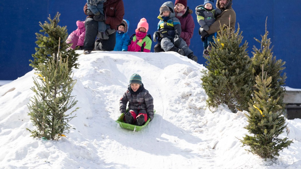 Des enfants ont glissé sur la neige lors de la Grande fête hivernale du Bronx.